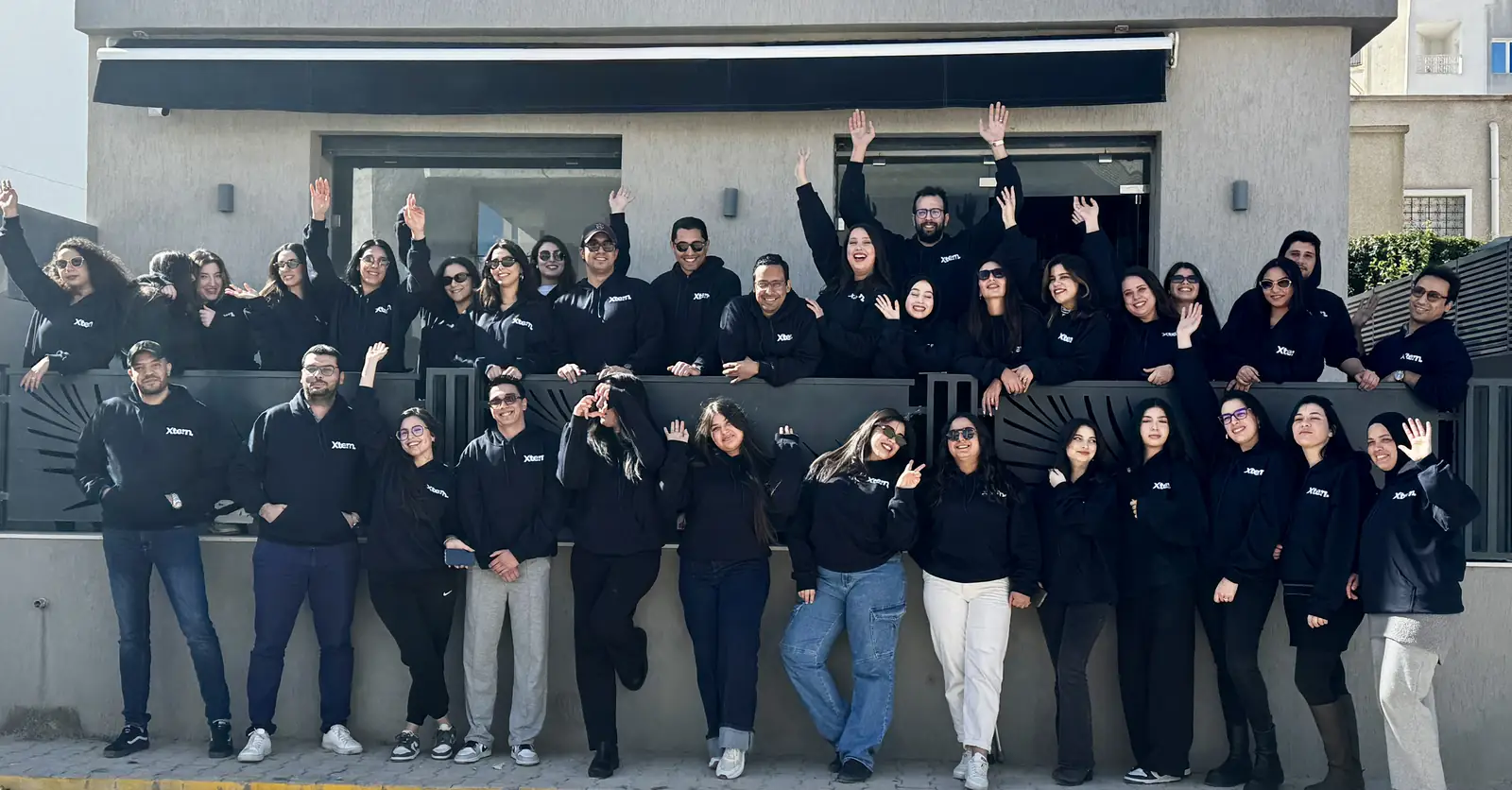 L'équipe Xtern réunie devant ses bureaux, en sweats Xtern
